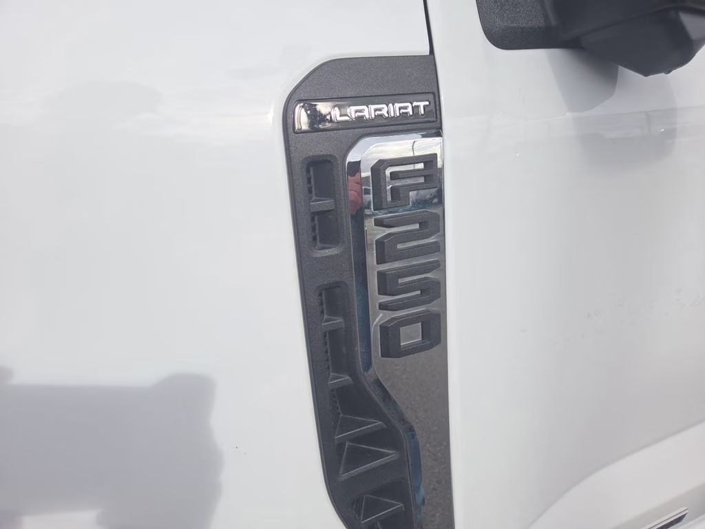 2024 Oxford White Ford Super Duty F-250 SRW Lariat 4X4 Truck