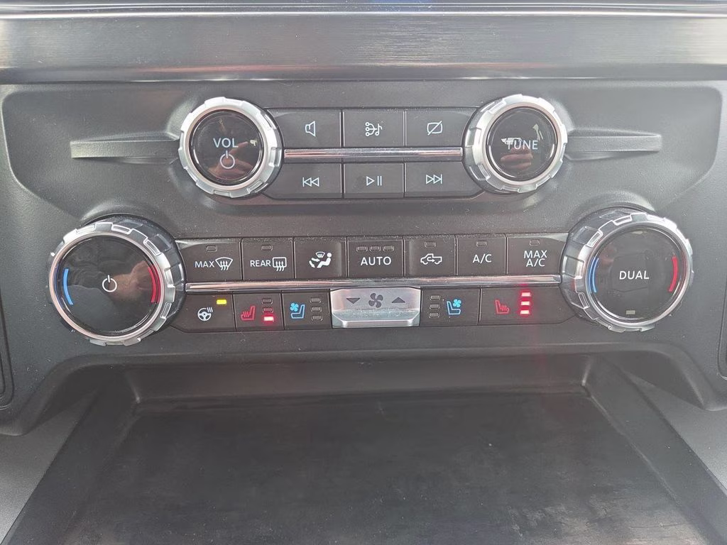 2024 Oxford White Ford Super Duty F-250 SRW Lariat 4X4 Truck