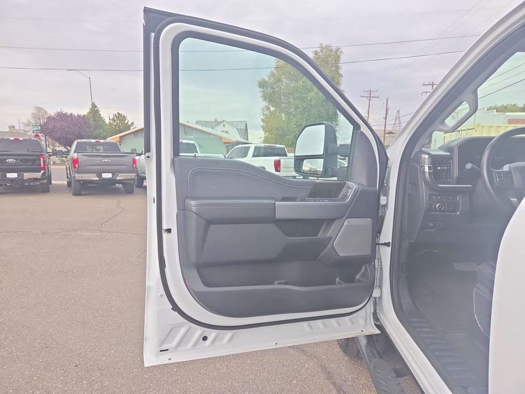 2024 Oxford White Ford Super Duty F-250 SRW Lariat 4X4 Truck