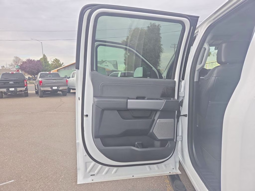 2024 Oxford White Ford Super Duty F-250 SRW Lariat 4X4 Truck