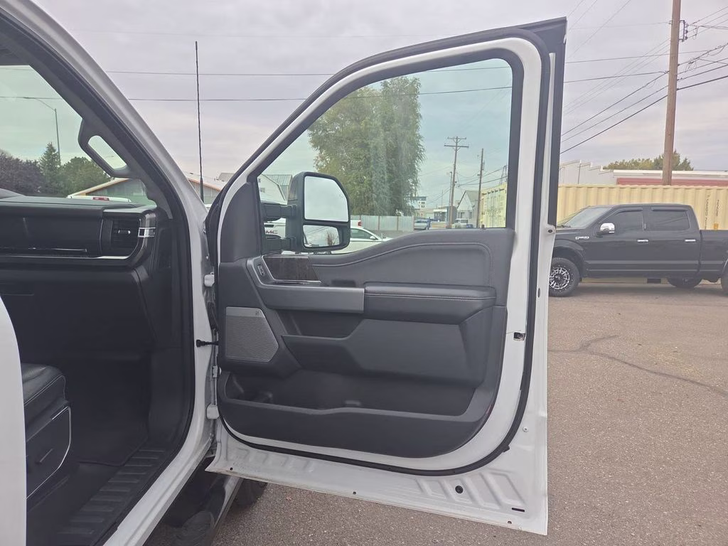 2024 Oxford White Ford Super Duty F-250 SRW Lariat 4X4 Truck