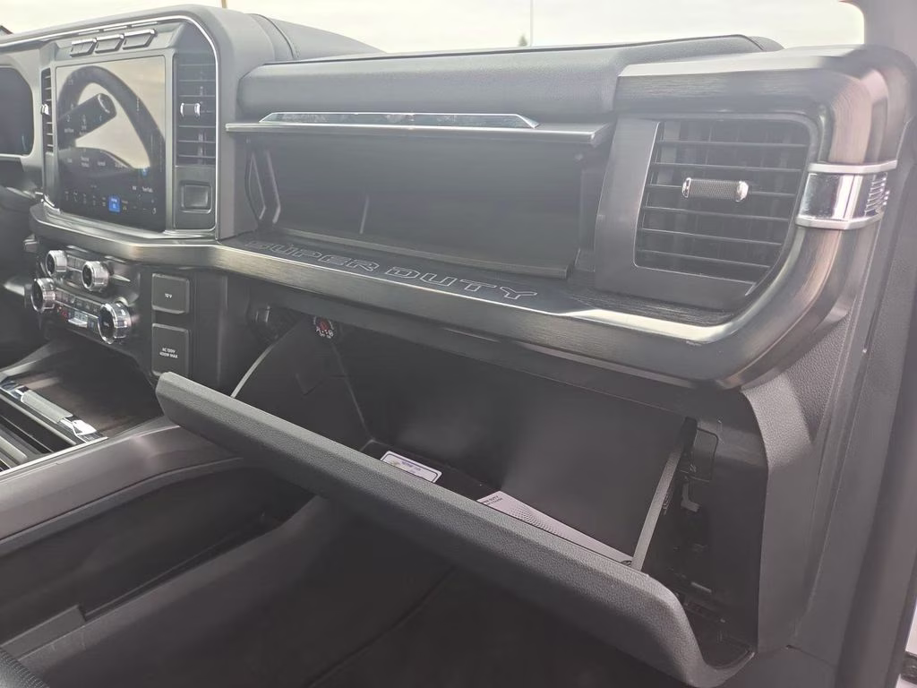 2024 Oxford White Ford Super Duty F-250 SRW Lariat 4X4 Truck