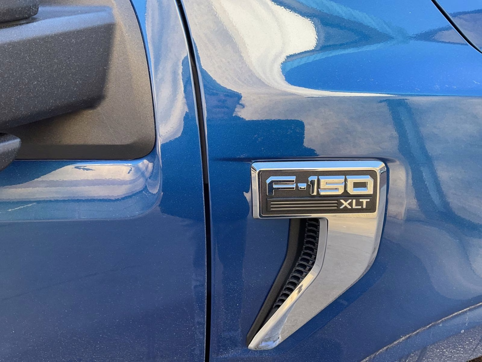 2025 Atlas Blue Metallic Ford F-150 XLT 4X4 Truck