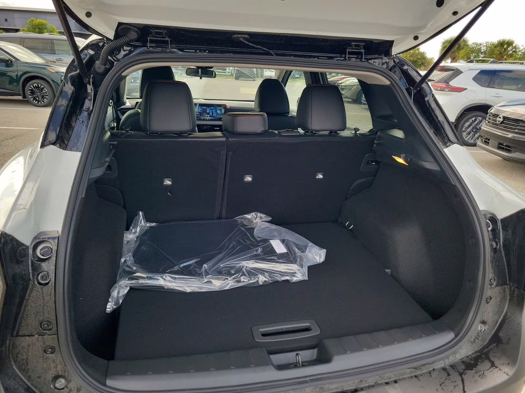 2026 White / Black Nissan Kicks SR FWD SUV