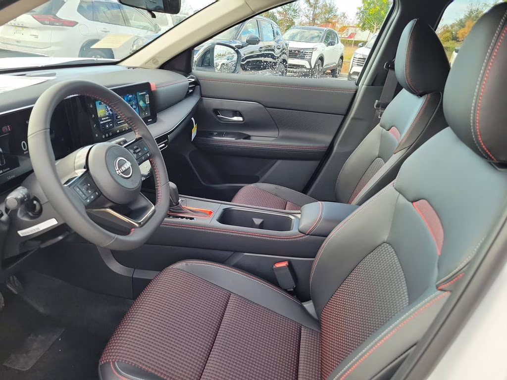 2026 White / Black Nissan Kicks SR FWD SUV