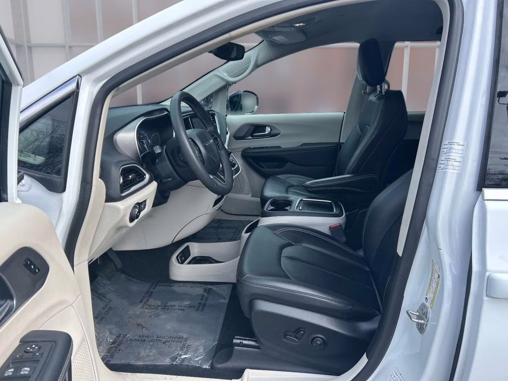 2024 Bright White Clearcoat Chrysler Pacifica Touring L FWD Van