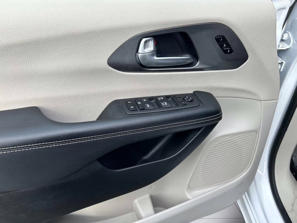 2024 Bright White Clearcoat Chrysler Pacifica Touring L FWD Van