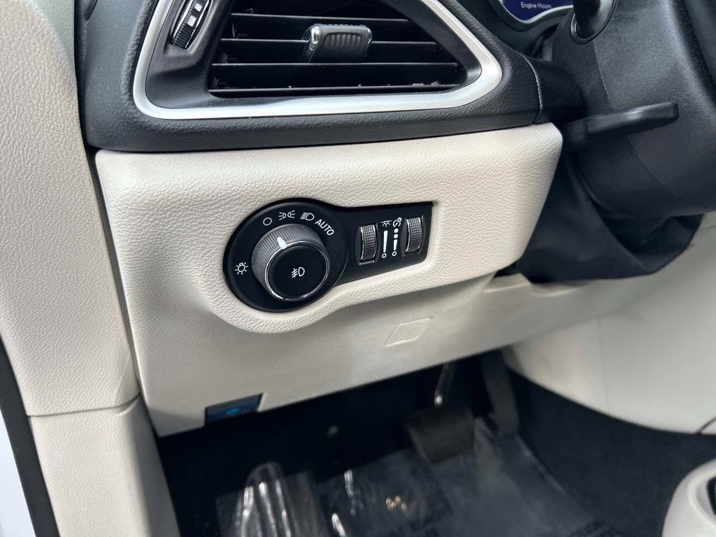 2024 Bright White Clearcoat Chrysler Pacifica Touring L FWD Van