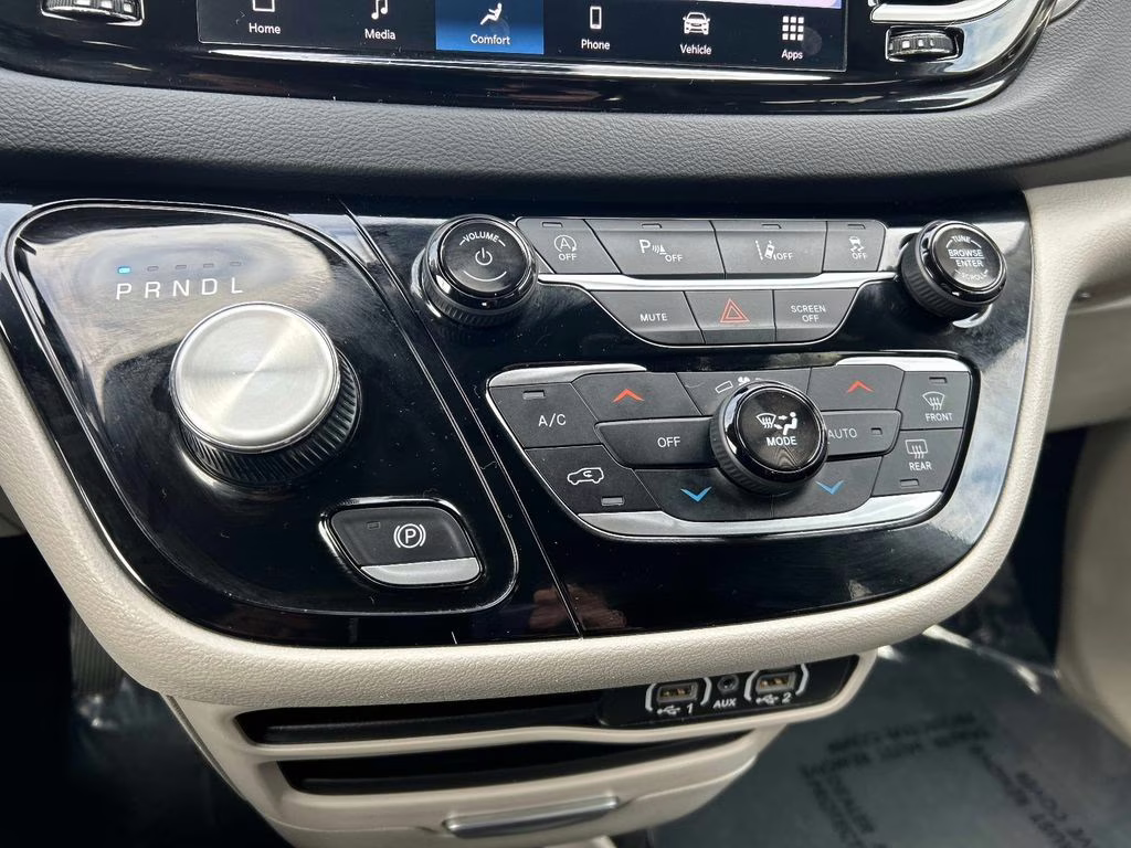 2024 Bright White Clearcoat Chrysler Pacifica Touring L FWD Van