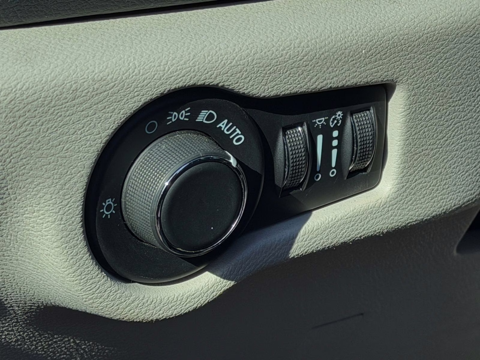 2023 Silver Mist Clearcoat Chrysler Voyager LX FWD Van