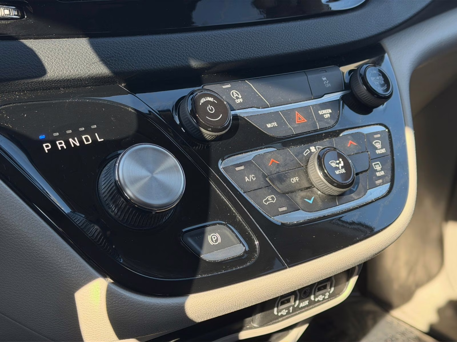 2023 Silver Mist Clearcoat Chrysler Voyager LX FWD Van