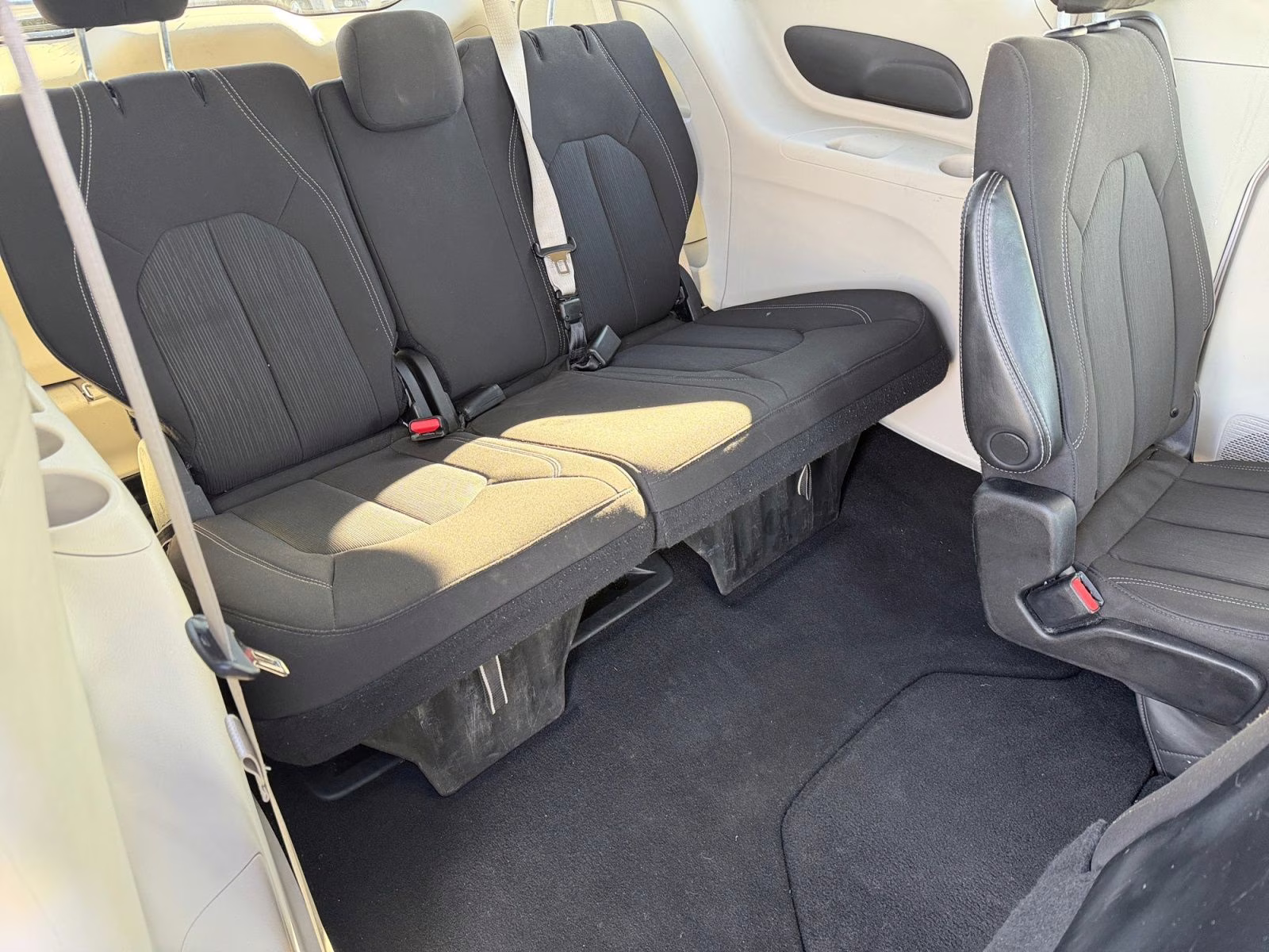 2023 Silver Mist Clearcoat Chrysler Voyager LX FWD Van