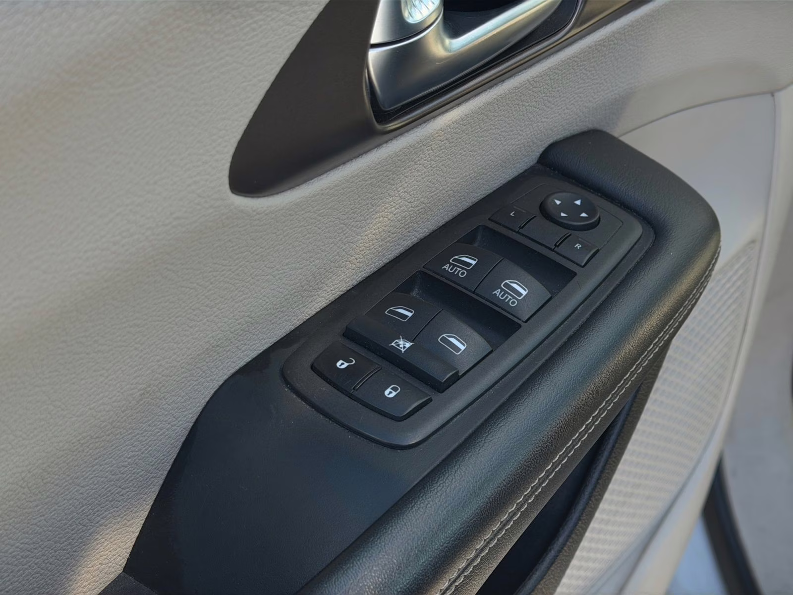 2023 Silver Mist Clearcoat Chrysler Voyager LX FWD Van