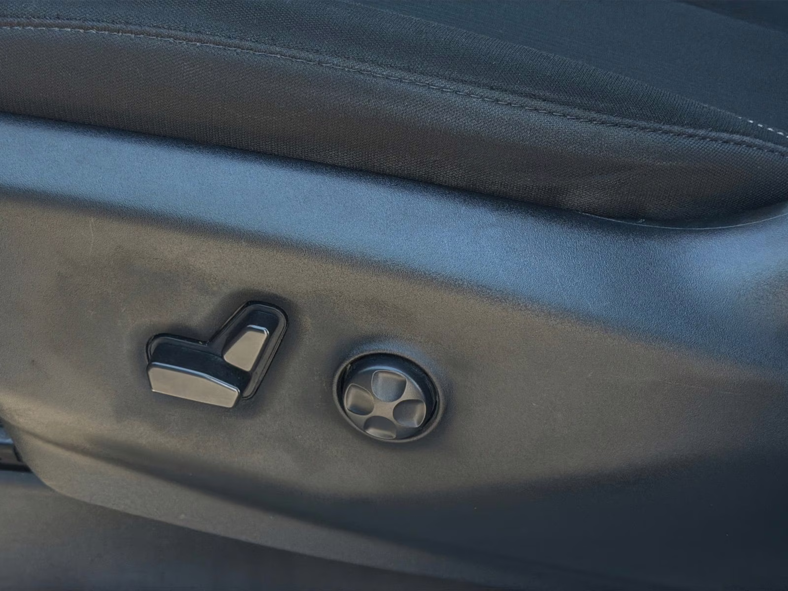 2023 Silver Mist Clearcoat Chrysler Voyager LX FWD Van