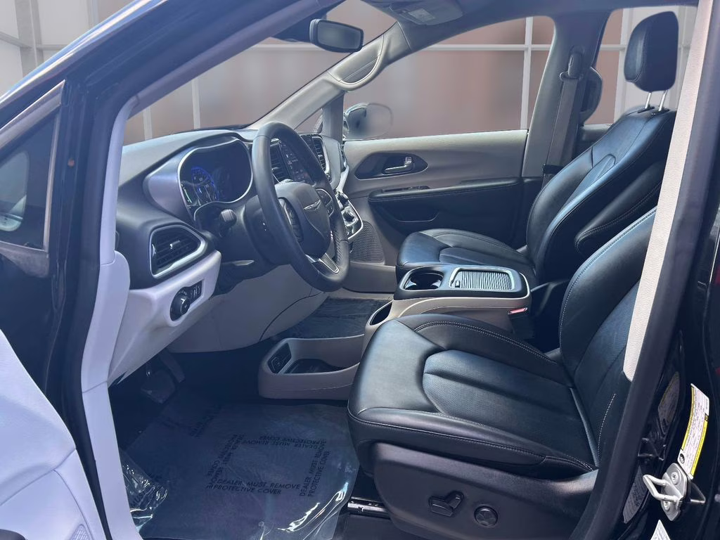 2024 Diamond Black Crystal Pearlcoat Chrysler Pacifica Touring L FWD Van