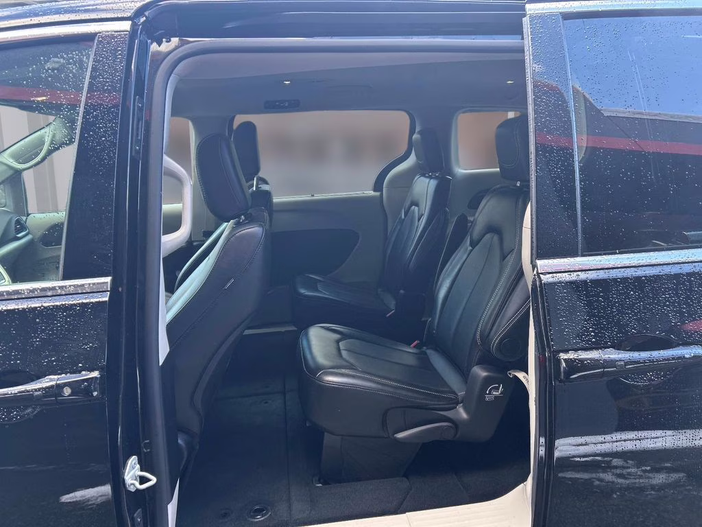 2024 Diamond Black Crystal Pearlcoat Chrysler Pacifica Touring L FWD Van