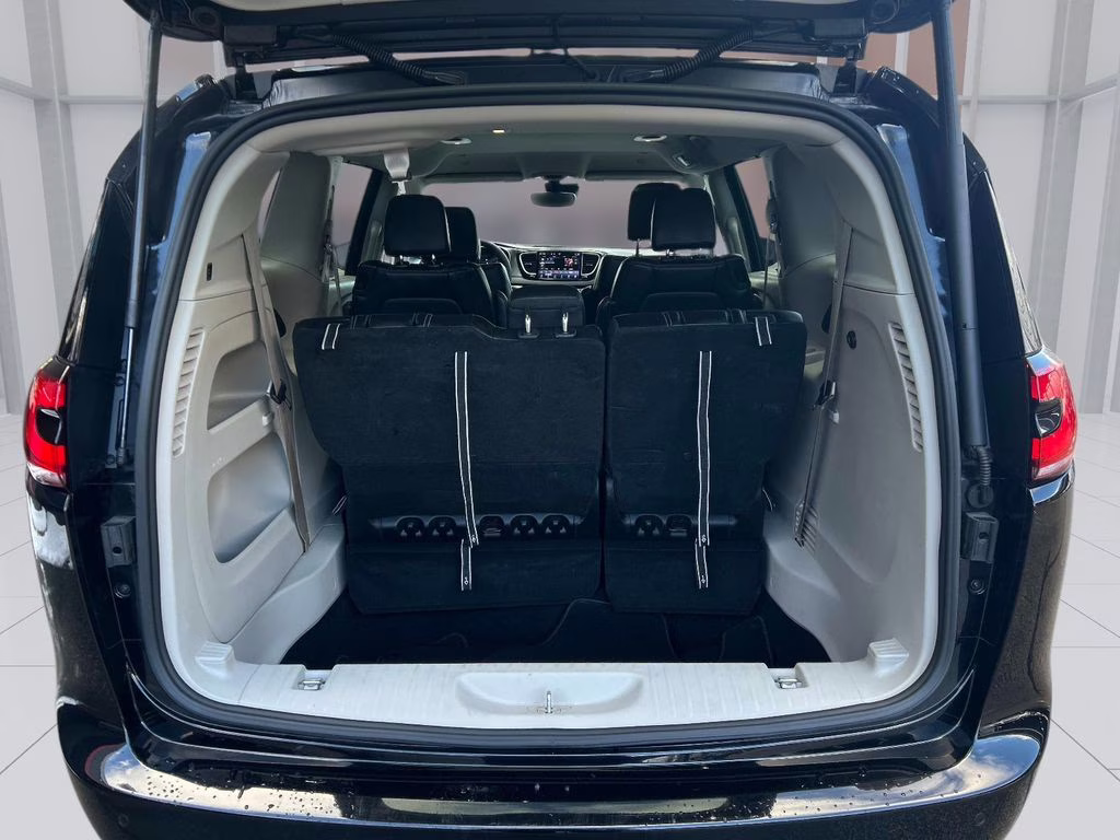 2024 Diamond Black Crystal Pearlcoat Chrysler Pacifica Touring L FWD Van