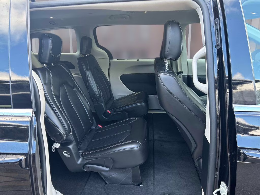 2024 Diamond Black Crystal Pearlcoat Chrysler Pacifica Touring L FWD Van