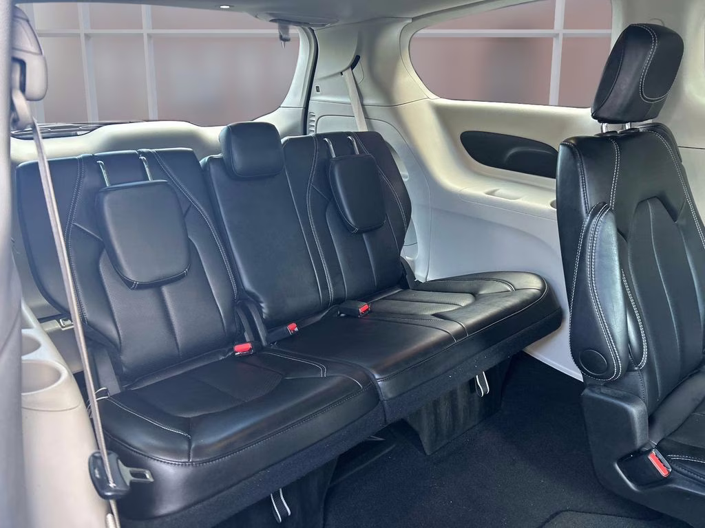 2024 Diamond Black Crystal Pearlcoat Chrysler Pacifica Touring L FWD Van