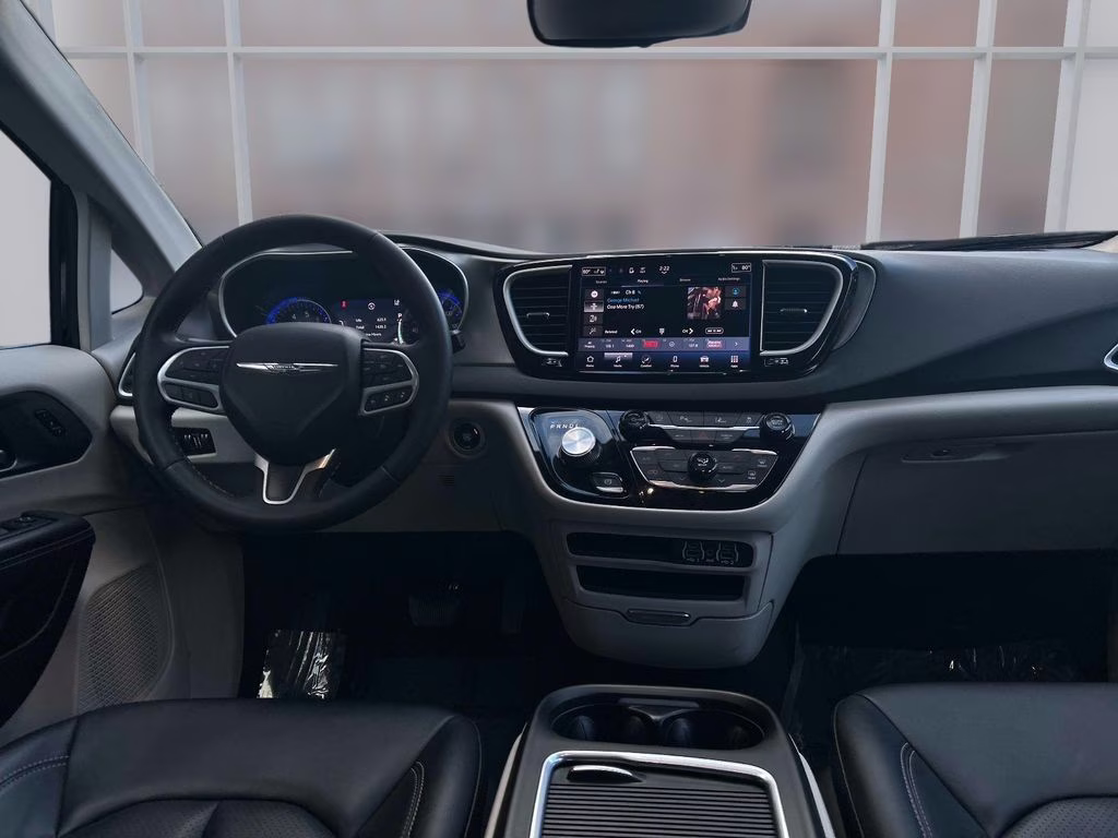 2024 Diamond Black Crystal Pearlcoat Chrysler Pacifica Touring L FWD Van