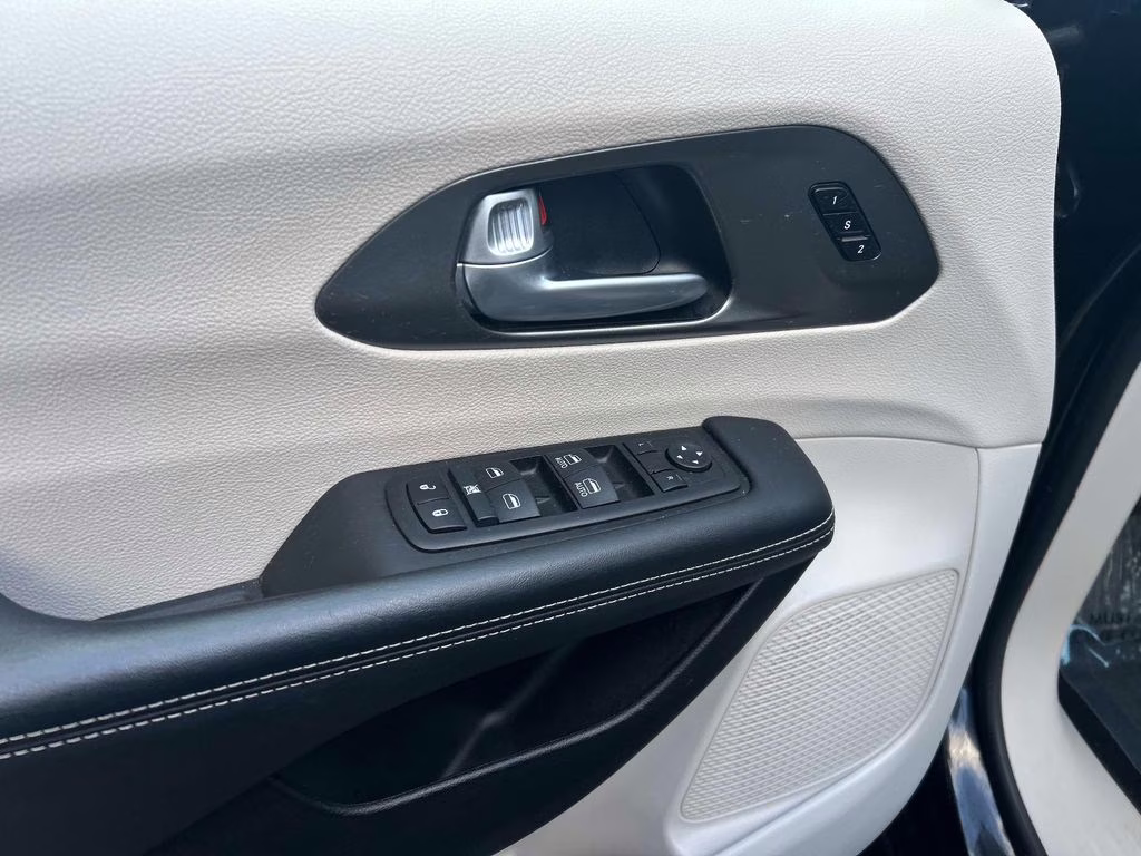 2024 Diamond Black Crystal Pearlcoat Chrysler Pacifica Touring L FWD Van