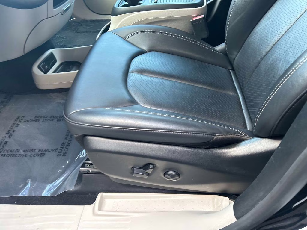2024 Diamond Black Crystal Pearlcoat Chrysler Pacifica Touring L FWD Van