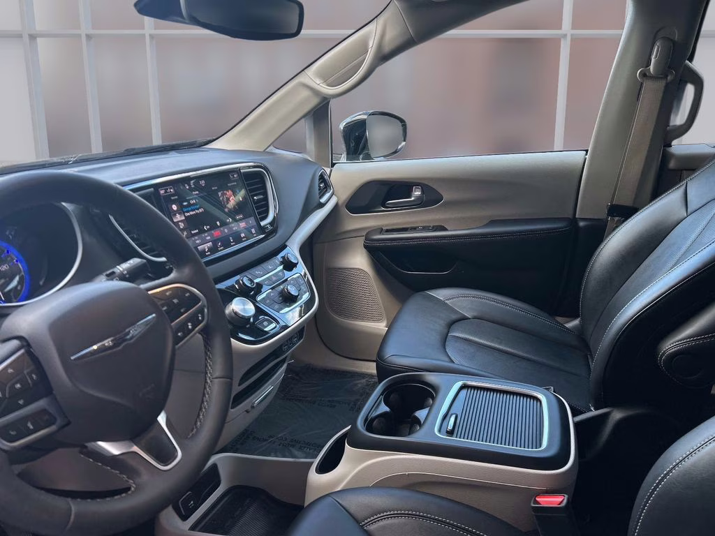 2024 Diamond Black Crystal Pearlcoat Chrysler Pacifica Touring L FWD Van