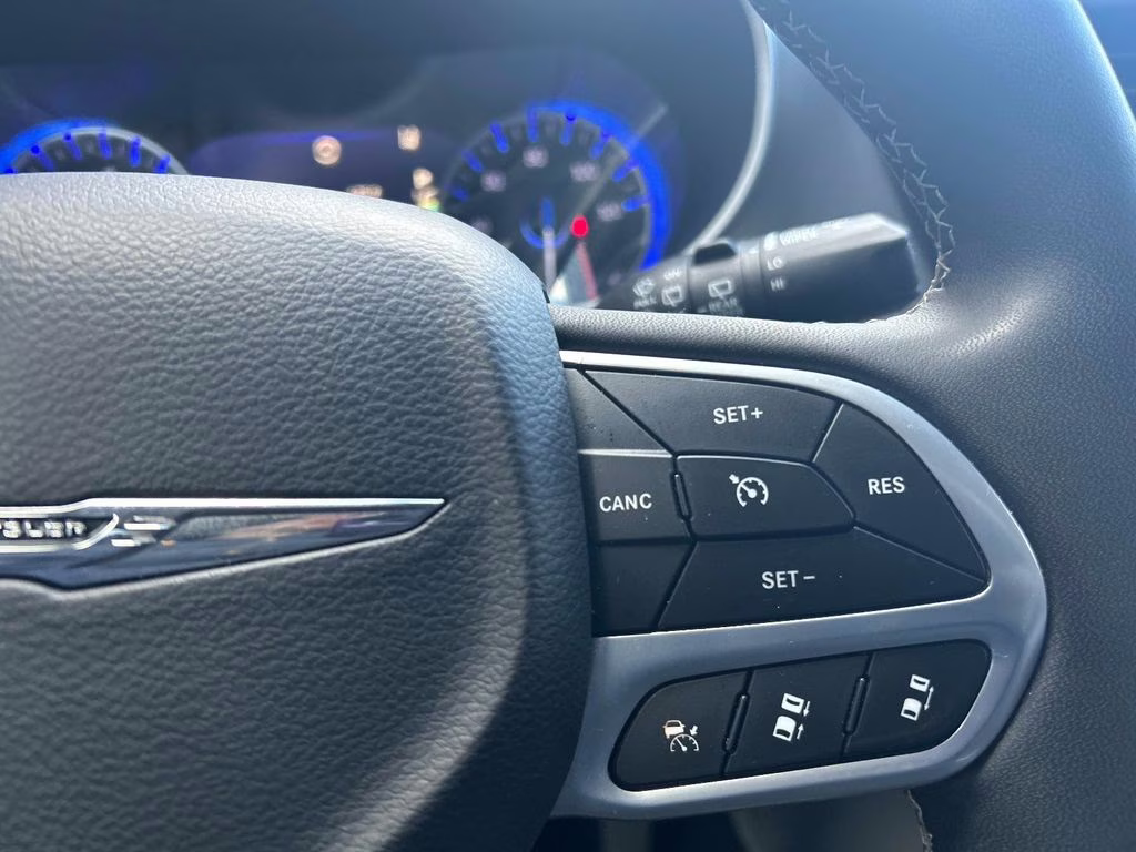 2024 Diamond Black Crystal Pearlcoat Chrysler Pacifica Touring L FWD Van