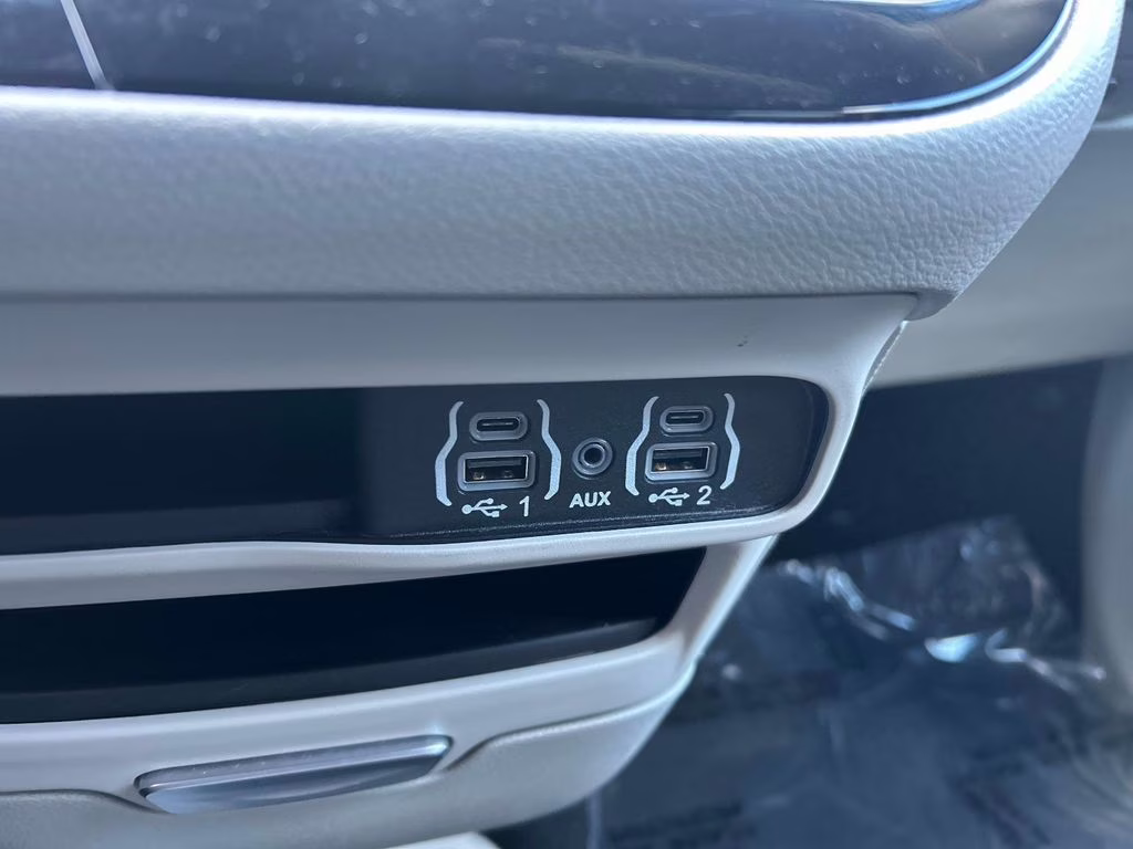 2024 Diamond Black Crystal Pearlcoat Chrysler Pacifica Touring L FWD Van