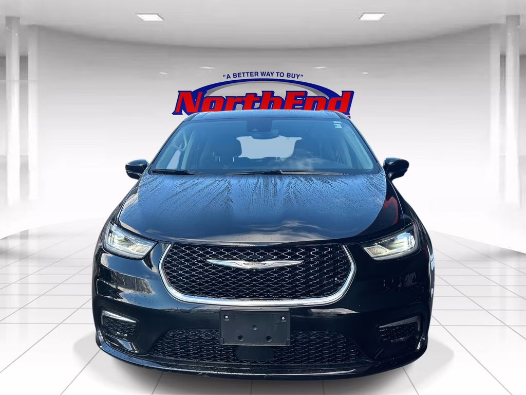 2024 Diamond Black Crystal Pearlcoat Chrysler Pacifica Touring L FWD Van