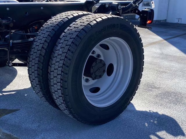 2026 Oxford White Ford Super Duty F-550 DRW XL 4X4 Chassis