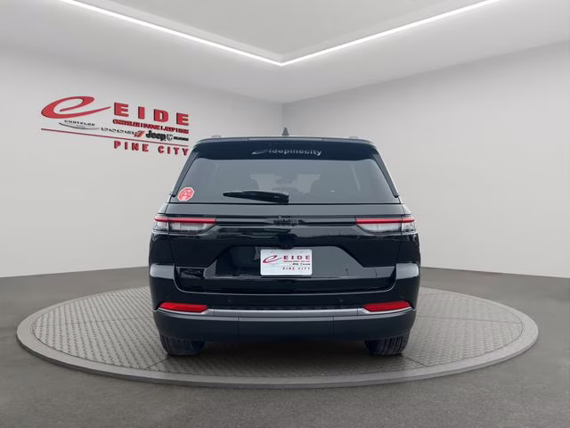 2026 Diamond Black Crystal Pearlcoat Jeep Grand Cherokee Limited 4X4 SUV