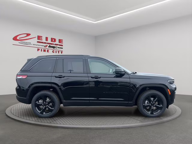 2026 Diamond Black Crystal Pearlcoat Jeep Grand Cherokee Limited 4X4 SUV