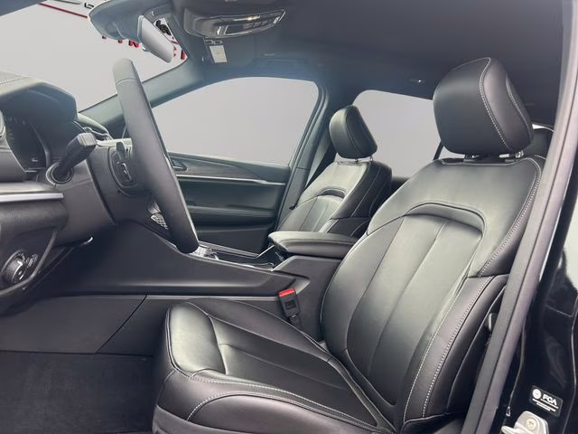 2026 Diamond Black Crystal Pearlcoat Jeep Grand Cherokee Limited 4X4 SUV