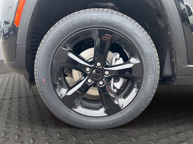 2026 Diamond Black Crystal Pearlcoat Jeep Grand Cherokee Limited 4X4 SUV