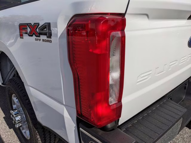 2026 Oxford White Ford Super Duty F-350 SRW XLT 4X4 Truck