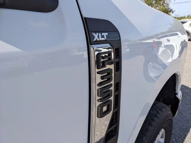 2026 Oxford White Ford Super Duty F-350 SRW XLT 4X4 Truck