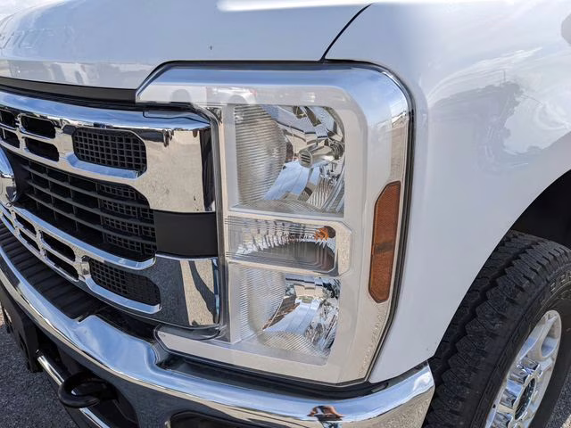 2026 Oxford White Ford Super Duty F-350 SRW XLT 4X4 Truck