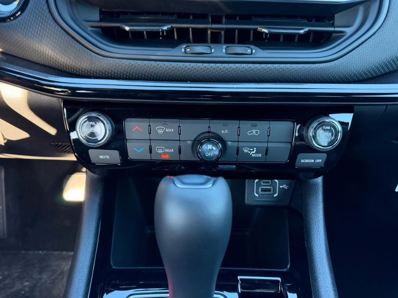 2026 Diamond Black Crystal Pearlcoat Jeep Compass Latitude 4X4 SUV