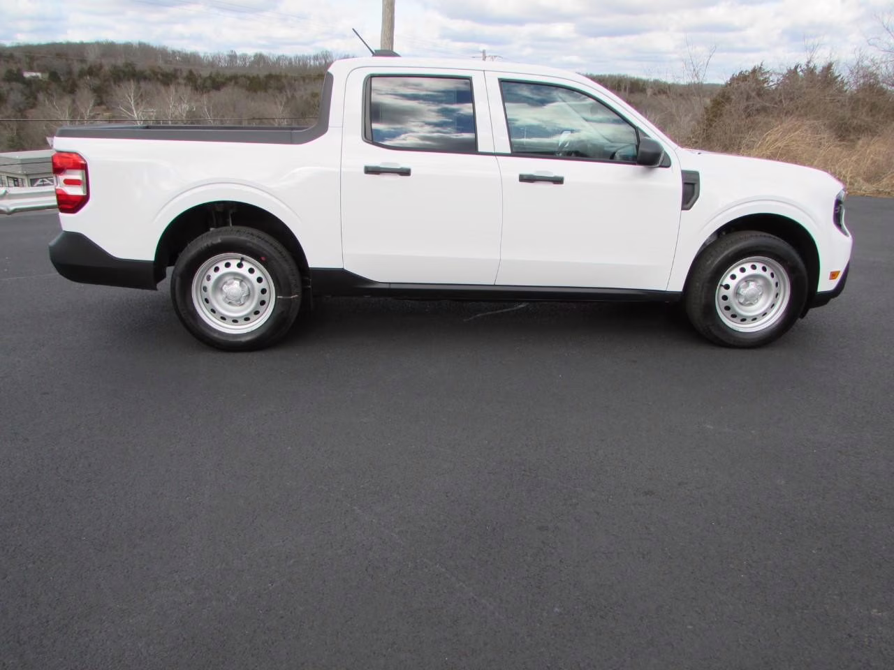 2026 Oxford White Ford Maverick XL AWD Truck