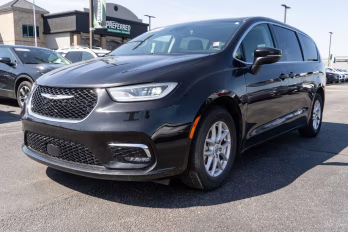 2023 Brilliant Black Crystal Pearlcoat Chrysler Pacifica Touring L FWD Van