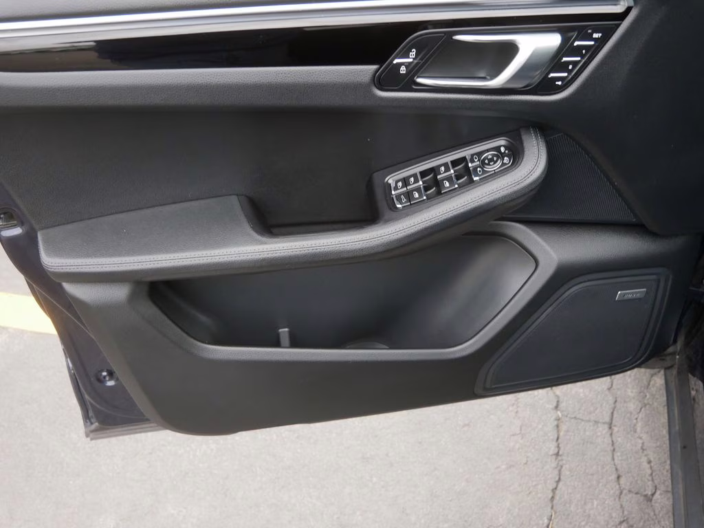 2021 Sapphire Blue Metallic Porsche Macan Base AWD SUV