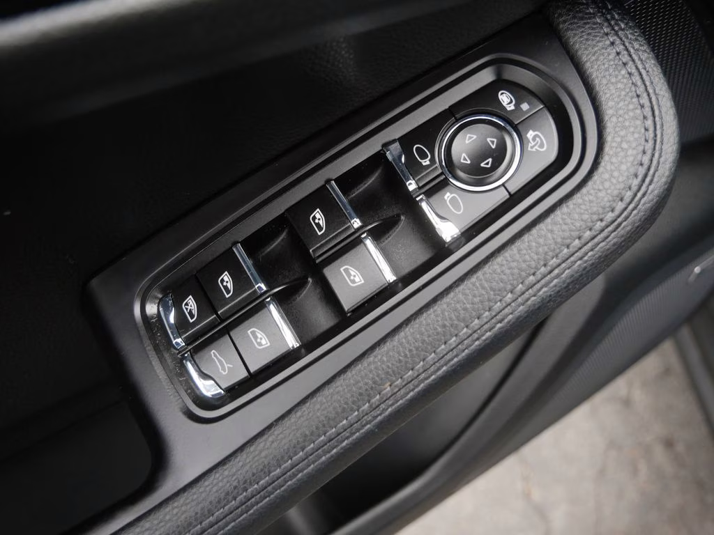 2021 Sapphire Blue Metallic Porsche Macan Base AWD SUV