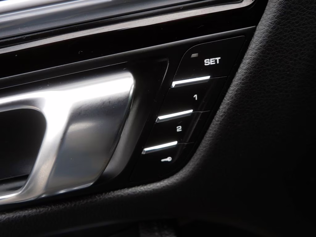 2021 Sapphire Blue Metallic Porsche Macan Base AWD SUV