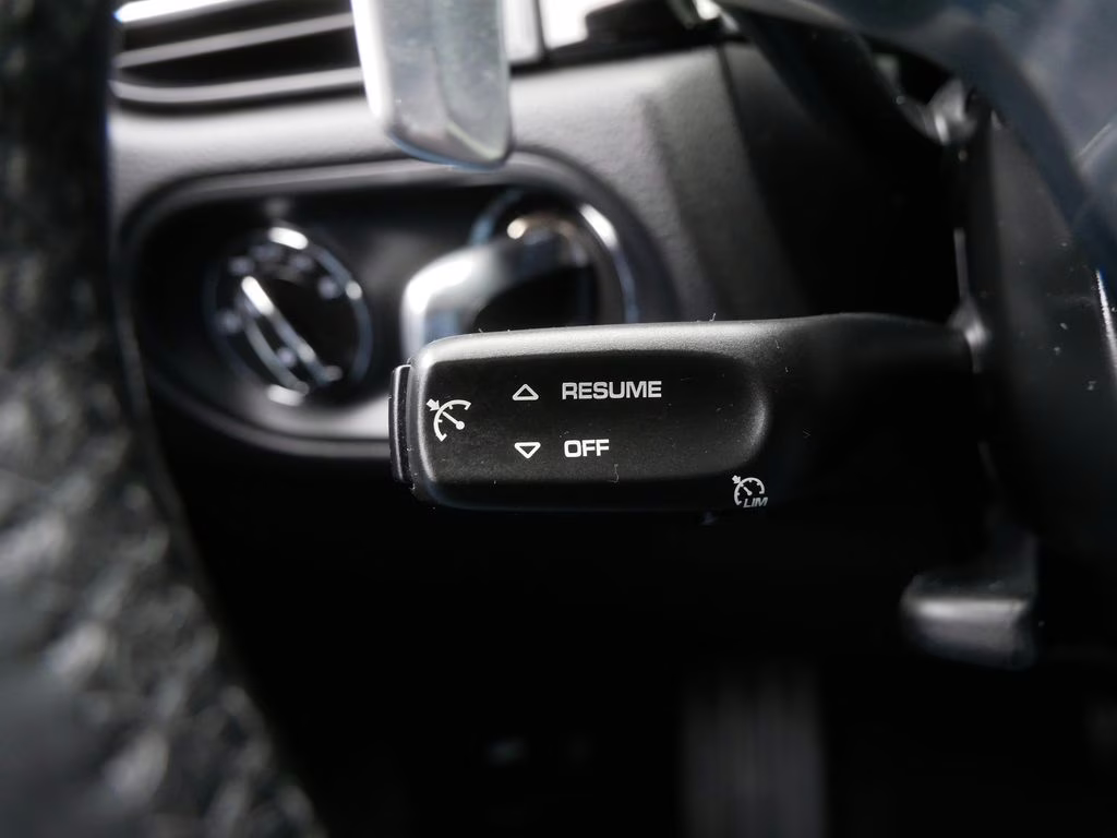 2021 Sapphire Blue Metallic Porsche Macan Base AWD SUV