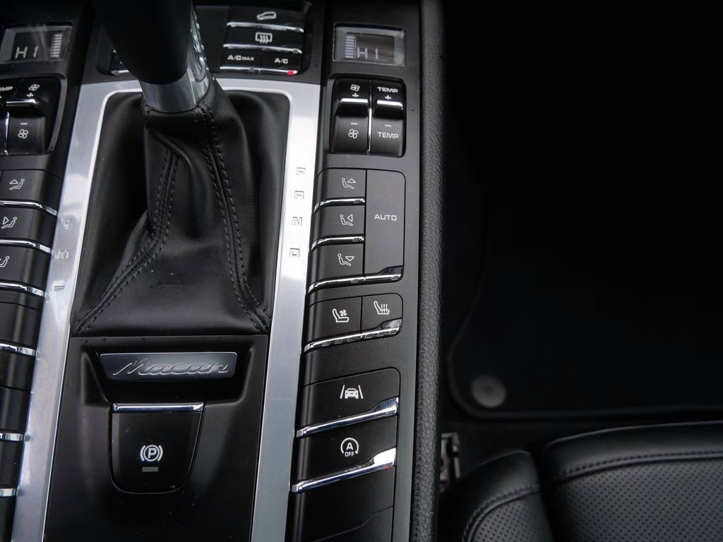 2021 Sapphire Blue Metallic Porsche Macan Base AWD SUV