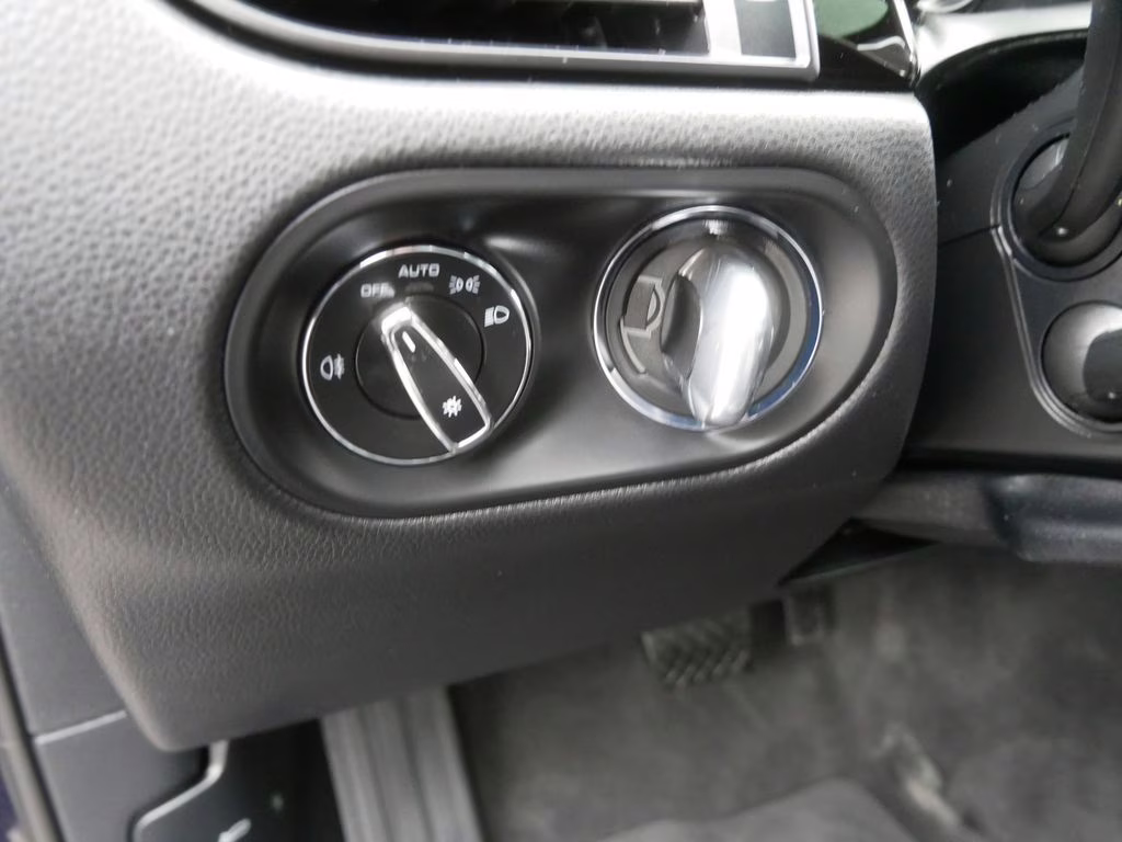 2021 Sapphire Blue Metallic Porsche Macan Base AWD SUV