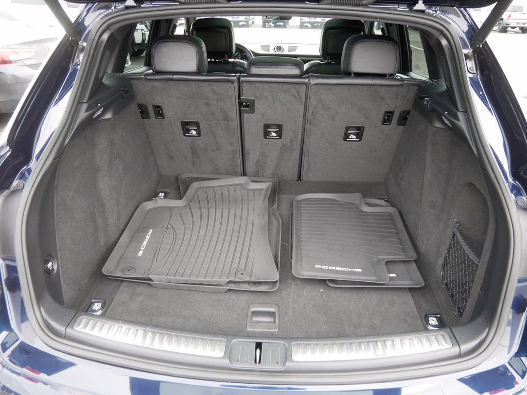 2021 Sapphire Blue Metallic Porsche Macan Base AWD SUV