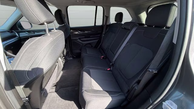 2023 Baltic Gray Metallic Clearcoat Jeep Grand Cherokee Laredo 4X4 SUV