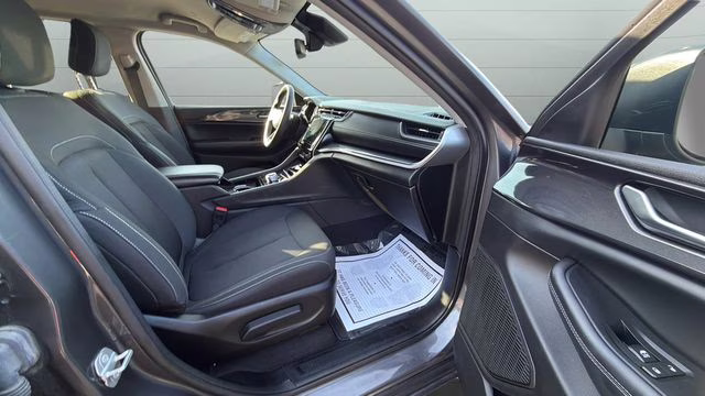 2023 Baltic Gray Metallic Clearcoat Jeep Grand Cherokee Laredo 4X4 SUV